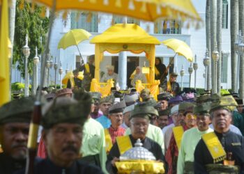 TUANKU Muhriz Ibni Almarhum Tuanku Munawir dan Tuanku Aishah Rohani bersemayam di Takhta Rencana dan diarak dari Istana Besar Seri Menanti ke Panca Persada bagi dilaksanakan istiadat bersiram bersempena Istiadat Ulangan Penghulu Luak Tanah Mengandung Mengadap dan Menjunjung Duli Tahun 2023 di Seri Menanti, Kuala Pilah.-UTUSAN/MOHD. SHAHJEHAN MAAMIN.