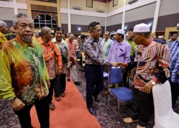 JALALUDDIN Alias bersalaman dengan ahli-ahli PKPKM yang hadir pada Mesyuarat Agung Dwitahunan PKPKM Ke-24 di Port Dickson semalam.-UTUSAN/MOHD. SHAHJEHAN MAAMIN.