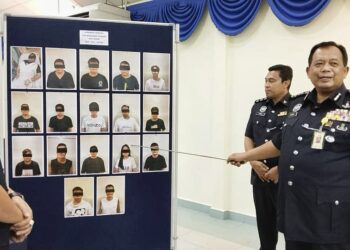 ZAINOL Samah (kanan) menunjukkan wajah suspek yang ditahan berkaitan sindiket penipuan dalam talian dalam sidang akhbar di IPK Melaka, Bukit Beruang, Melaka. - UTUSAN/MUHAMMAD SHAHIZAM TAZALI