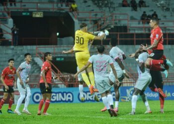 PENJAGA gol PDRM FC, Mohamad Ramdhan Ab Hamid menangkap kemas bola bagi mengawal gawangnya daripada serangan Negeri Sembilan pada aksi Liga Super yang menemukan kedua-dua pasukan di Stadium Tuanku Abdul Rahman, Paroi, Seremban, hari ini.-UTUSAN/MOHD SHAHJEHAN MAAMIN.