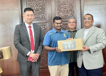 MUHAMMAD Sanusi Md. Nor menyampaikan sumbangan kepada wakil masyarakat kaum India sempena sambutan Deepavali di Wisma Darul Aman, Alor Setar.