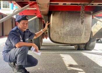 TIMBALAN Pengarah Kastam negeri, Abd. Rahman Abd. Aziz menunjukkan tangki tambahan pada sebuah treler yang diubah suai bagi menyeludup diesel ke Thailand pada sidang akhbar di Alor Setar.