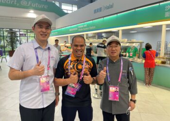 PENULIS Rizal Hashim bersama imam masjid di Shaoxing, Qasim Guo Maoshuo (kiri) ketika bertugas di Sukan Asia Hangzhou.