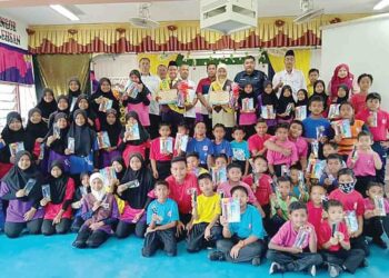 GURU, Pegawai Perhubungan Sekolah dan jawatan kuasa Persatuan Ibu Bapa Guru bersama murid yang menyertai program Duta Sahsiah Pemangkin Karekter Karamah Insaniah di dewan Sekolah Kebangsaan (SK) Felda Kota Gelanggi Dua, Jerantut Pahang baru-baru ini. – UTUSAN/HARIS FADILAH AHMAD