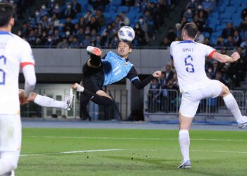 PEMAIN Kawasaki, Yu Kobayashi (kiri) menjaringkan gol pasukannya menentang JDT dalam saingan Liga Juara-Juara Asia, kelmarin. Kawasaki menang 5-0. - AFP