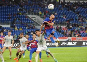 PEMAIN tengah  JDT, Ignacio Insa menanduk bola di depan pintu gol Kucing City FC di Iskandar Puteri, kelmarin. 
– UTUSAN/RAJA JAAFAR ALI