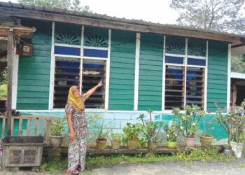 JAMILAH A. Majid menunjukkan rumahnya di atas tanah rizab jirat Cina di Kampung Jeram Batu, Pekan Nanas, Pontian.