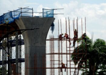 PARA pekerja menyiapkan tiang jajaran merentasi Selat Tebrau yang  menghubungkan Johor Bahru dan Singapura di Stulang Laut, Johor Bahru.
