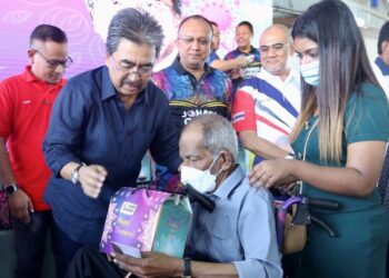 JOHARI Abdul Ghani menyampaikan sumbangan Deepavali kepada masyarakat India di Parlimen Titiwangsa hari ini.