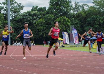JONATHAN Nyepa (tengah) melepasi garisan penamat untuk memenangi acara 100 meter lelaki akhir pada Kejohanan Varsiti Padang dan Trek Grand Final 2023 (VTF) di Arena Universiti Malaya (UM), Kuala Lumpur, semalam. – UTUSAN/FARIZ RUSADIO