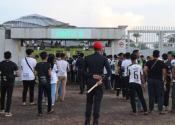 SERAMAI 400 anggota dan pegawai polis akan bertugas mengawal keselamatan pada perlawanan separuh akhir kedua Piala Malaysia di Stadium Sultan Zainal Abidin, Gong Badak, Kuala Nerus, esok. 