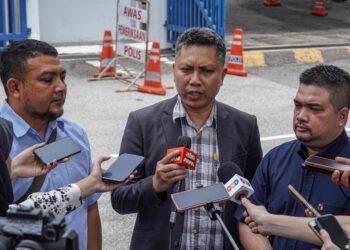 HASSHAHARI Johari Mawi pada sidang akhbar selepas laporan polis berhubung dengan kes buli pelajar MCKK di Balai Polis Jalan Travers hari ini. - UTUSAN/AMIR KHALID