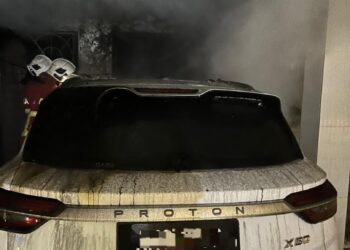 KEADAAN kereta Proton X50 yang terbakar dipercayai akibat perbuatan khianat di Jalan Lahat Baru 3, Taman Badrishah dekat Lahat kelmarin. - UTUSAN/IHSAN JBPM