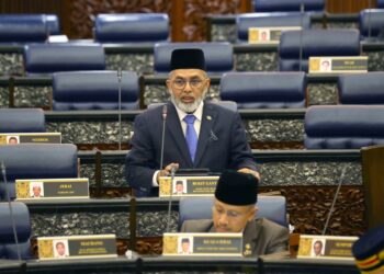 Syed Abu Hussin Hafiz Syed Abdul Fasal mengisytiharkan sokongan kepada  Anwar Ibrahim sebagai Perdana Menteri di Dewan Rakyat, semalam.