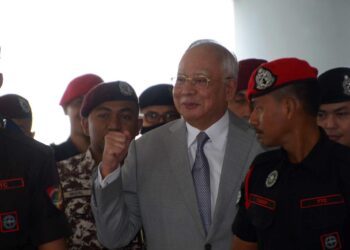 NAJIB Tun Razak hadir di Mahkamah Tinggi Kuala Lumpur berhubung dakwaan salah guna kuasa dan pengubahan wang haram melibatkan 1Malaysia Development Berhad (1MDB). - UTUSAN/SYAKIR RADIN  