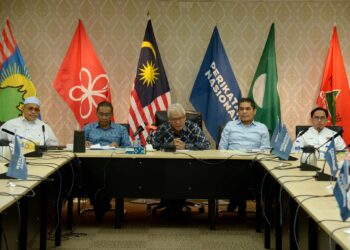 HAMZAH Zainuddin (tengah) bersama barisan jawatankuasa tertinggi Perikatan Nasional (PN) dalam sidang 
akhbar di ibu pejabat parti itu di Kuala Lumpur, semalam. – UTUSAN/SYAKIR RADIN