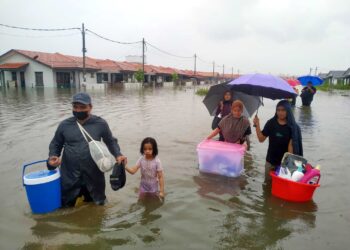 Bencana banjir yang melanda Kelantan hampir setiap tahun boleh menjadi lebih buruk sekiranya sungai dan parit tidak diselenggara dengan baik. - Gambar hiasan