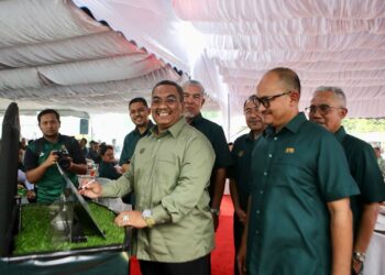 Muhammad Sanusi Md Noor menandatangani plak perasmian Wisma KFA di Alor Setar, hari ini. - UTUSAN/ SHAHIR NOORDIN