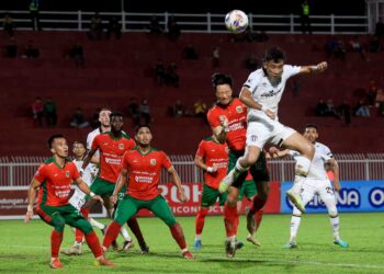 PEMAIN Kelantan United mengasak pemain Terengganu dalam aksi Liga Super sebelum ini. Kelantan United bagaimanapun kehilangan beberapa tonggak menjelang menentang Kuala Lumpur City malam ini ekoran penggantungan dan masalah kesihatan -UTUSAN/KAMARUL BISMI KAMARUZAMAN