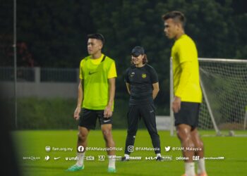 PENGENDALI Harimau Malaya Kim Pan Gon memantau sesi latihan skuad kebangsaan di Wisma FAM.-IHSAN FAM