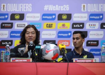 KIM Pan Gon bersama pemain pertahanan Harimau Malaya, Matthew Davies pada sidang media, semalam menjelang pertemuan menentang Kyrgyzstan di Stadium Nasional Bukit Jalil, malam ini. - IHSAN FAM