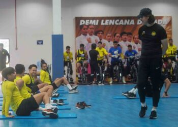 PENGENDALI Harimau Malaya, Kim Pan Gon memantau latihan pemain di Wisma FAM, semalam menjelang pertemuan menentang Taiwan dalam Kelayakan Piala Dunia 2026/Piala Asia 2027, Selasa ini. - UTUSAN/SHIDDIEQIIN ZON