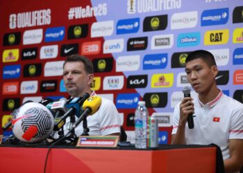 STEFAN Tarkovic yakin kemenangan akan menjadi milik mereka dalam perlawanan pertama Kelayakan Piala Dunia 2026/Piala Asia 2027 malam ini. Di sebelah beliau ialah 
pemain pertahanan Kyrgyzstan, Tamirlan Kozubaev. - IHSAN FAM
