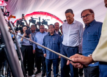 ALEXANDER Nanta Linggi (tengah) turut mengiringi Anwar Ibrahim yang bersama Srettha Thavisin melakukan lawatan kerja ke Sadao, Thailand dan Bukit Kayu Hitam. -PEJABAT PERDANA MENTERI