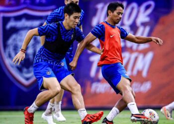 SAFIQ Rahim menjalani latihan bersama rakan sepasukan JDT, semalam menjelang pertemuan separuh akhir kedua Piala Malaysia menentang Perak hari ini. - IHSAN JOHOR SOUTHERN TIGERS