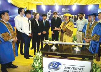 TUANKU Syed Faizuddin Putra Jamalullail beramah mesra bersama mahasiswa University of Queensland dalam rangka program mobiliti antarabangsa yang hadir ke sidang kelima Istiadat Konvokesyen Unimap Ke-18 di Dewan Ilmu, Kampus Alam Unimap, Pauh Putra, Arau, Perlis semalam. – UTUSAN/IZLIZAN OTHMAN