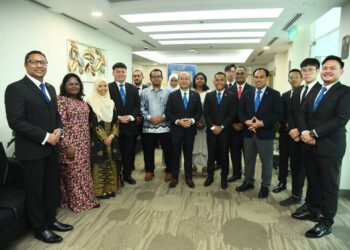 ZALIMAN Sauli (depan, enam dari kiri) bergambar bersama penerima Hadiah Pelajaran Unimap yang hadir sempena Konvokesyen Ke-18 Unimap di Kampus Alam Unimap, Pauh Putra, Arau, Perlis semalam. – UTUSAN/IZLIZAN OTHMAN