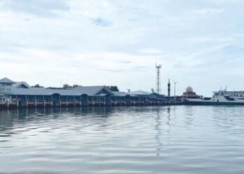 KEADAAN alur pelayaran di Terminal Feri Kuala Perlis kembali cetek selepas empat bulan kerja pengerukan selesai dilaksanakan di Kuala Perlis, semalam. - UTUSAN/ASYRAF MUHAMMAD