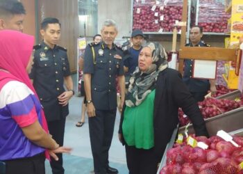 LILIS Saslinda (kanan) melawat pasar raya Smart Pandan di Johor Bahru sempena pelancaran Skim Harga Maksimum Musim Perayaan Deepavali 2023 Peringkat Negeri Johor.