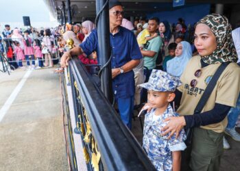 MUHAMMAD Shakeel Naufal Mohamad Shahrul bersama Shamsuriana Manat melihat pasukan kedua MALBATT 850-11 berlepas ke Lubnan di Pangkalan Udara Subang, semalam. – UTUSAN / SADDAM YUSOFF