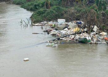 MAYAT seorang lelaki dijumpai orang awam dalam keadaan terlungkup di tebing Sungai Kinta dekat Malim Nawar, Kampar semalam. - UTUSAN