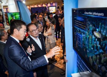 ANWAR Ibrahim (kanan) mendengar penerangan dari wakil ZTE ketika melawat ruang pameran selepas menyempurnakan Majlis Perasmian Ekspo Digital Malaysia (MDX) 2023 Grand Finale di Pusat Pameran dan Perdagangan Antarabangsa Malaysia (MITEC) hari ini. - UTUSAN/MUHAMAD IQBAL ROSLI