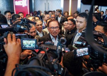 ANWAR Ibrahim ketika sidang akhbar selepas merasmikan Ekspo Digital Malaysia (MDX) 2023 Grand Finale di Pusat Pameran dan Perdagangan Antarabangsa Malaysia (MITEC) hari ini. - UTUSAN/MUHAMAD IQBAL ROSLI