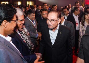 ANWAR Ibrahim beramah mesra bersama tetamu selepas merasmikan Ekspo Digital Malaysia (MDX) 2023 Grand Finale di Pusat Pameran dan Perdagangan Antarabangsa Malaysia (MITEC) hari ini. - UTUSAN/MUHAMAD IQBAL ROSLI