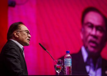 ANWAR Ibrahim menyampaikan ucapan perasmian Ekspo Digital Malaysia (MDX) 2023 Grand Finale di Pusat Pameran dan Perdagangan Antarabangsa Malaysia (MITEC) hari ini. - UTUSAN/MUHAMAD IQBAL ROSLI