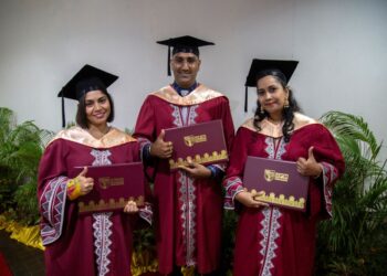 Vishnuvaratan Makhandrin(tengah) dan isterinya, Nishalini Shanmugam serta kakak kandungnya Sri Shagilandeswary Makhandrin menerima skrol masing-masing pada sesi kelima, majlis konvokesyen yang berlangsung selama enam hari bermula Sabtu lalu.
