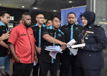 HISHAMUDDIN Hashim menyerahkan surat permohonan perkembangan semasa kepada Superintenden Nooranita Ismailpada pada Serahan surat permohonan perkembangan semasa di bawah seksyen 107A Kanun Tatacara Jenayah berkenaan dengan kes skim pelaburan yang meragukan ke Jabatan Siasatan Jenayah Komersial (JSJK) Bukit Aman di perkarangan JSJK, Menara KPJ di sini hari ini.-M. FIRDAUS M. JOHARI