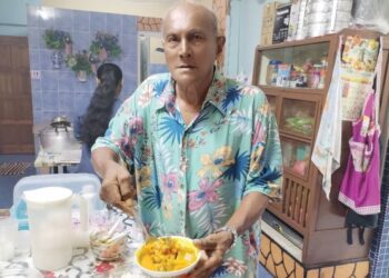 K. SUPPIAH Pillay menunjukkan masakan Aram Jada yang dimasak isterinya di Kampung Chetti, Gajah Berang, Melaka. - UTUSAN/AMRAN MULUP