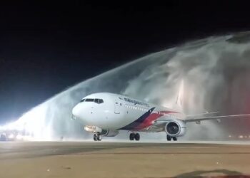 KETIBAAN Pesawat Boeing 737-800NG Malaysia Airlines yang membawa kira-kira lebih 60 penumpang di Lapangan Antarabangsa Kertajati disambut dengan pancutan air pada kira-kira jam 9 malam waktu tempatan (10 malam waktu Malaysia).