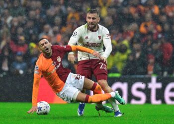 PEMAIN Galatasaray,  Hakim Ziyech (kiri) bersaing dengan Luke Shaw dalam saingan Liga Juara-Juara Eropah di Istanbul pagi tadi. - AFP