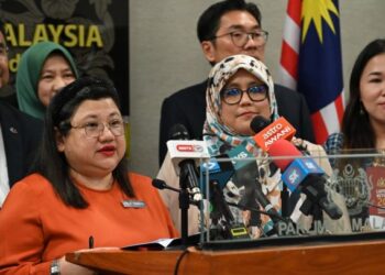 MAS Ermieyati Samsudin (dua dari kanan) dan Wan Suraya Wan Mohd. Radzi (kiri) bersama-sama ahli PAC dalam sidang akhbar di pusat media Parlimen di sini hari ini. - FOTO/JABATAN PENERANGAN MALASYIA