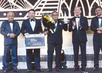 FADILLAH Yusof (dua dari kanan) bersama Nga Kor Ming (dua dari kiri) dalam Majlis Anugerah Kecemerlangan Menteri KPKT 2023 (AKM 2023).