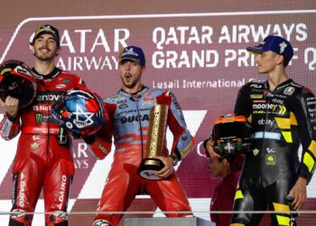 FABIO Di Giannantonio (tengah) meraikan kemenangannya di atas podium selepas memenangi kategori MotoGP Qatar di Lusail. - AFP