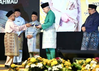 SULTAN Nazrin Muizzuddin Shah menyampaikan Anugerah Tokoh Guru Tahun 2023 kepada Zulkifli Ahmad pada Majlis Anugerah Kecemerlangan Pendidikan Islam Negeri Perak Tahun 2023 di Ipoh hari ini. - UTUSAN/MUHAMAD NAZREEN SYAH