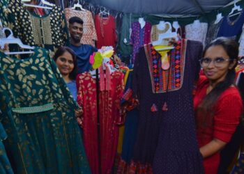 P. SHARVESHWARI Nair (kanan) dan Jayalakhsmi (kiri) menunjukkan baju kurtis yang menjadi pakaian sempena Deepavali yang paling laris dijual pada Karnival Deepavali Negeri Sembilan 2023 di Taman AST, Seremban. - UTUSAN/MOHD. SHAHJEHAN MAAMIN