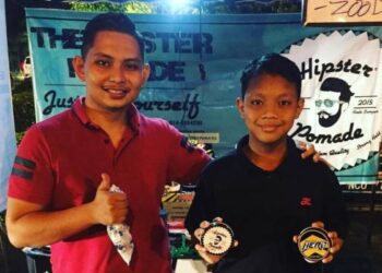 MOHAMMAD Faiz Roslan (kiri) bersama seorang pelanggan ketika ditemui Utusan Malaysia di Taman Semarak, Nilai, Seremban semalam. - UTUSAN/NUR SHARIEZA ISMAIL